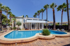 Villa Puerto Alcudia Deluxe - stunning 5 bedroom villa in the heart of the resort