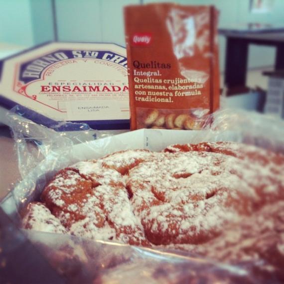 'Merienda mallorquina en la ofi! #mallorca #ensaimada #quellytas #merienda' - Majorka